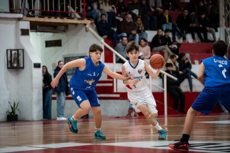 Partido de básquet masculino mini en el Club Córdoba, Corrientes