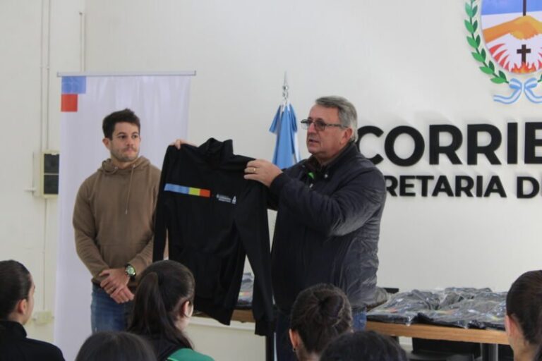 Selecciones Sub-16 de vóley de Corrientes con indumentaria oficial