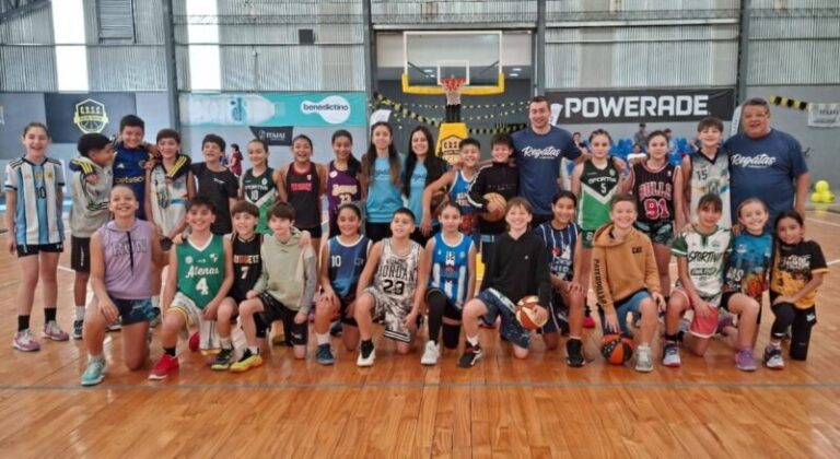Partido de básquet infantil en cancha cubierta