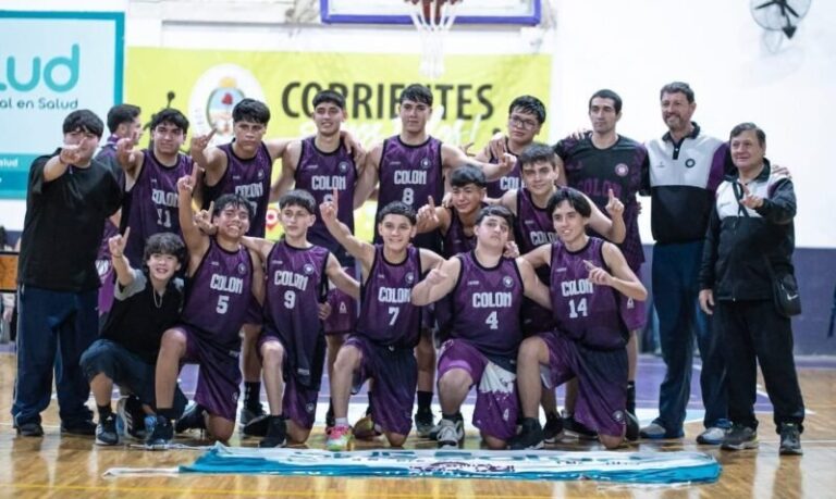 Jugadores del equipo U17 de básquet del Club Deportivo Colón en entrenamiento