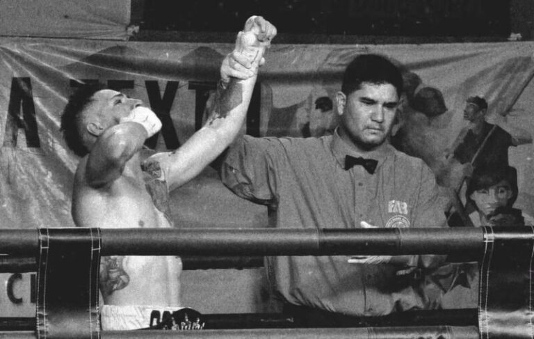 Francisco Gopar con el cinturón Cono Sur de la AMB en el ring del Gigante Box