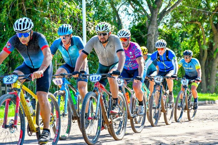 Ciclistas compitiendo en el Campeonato Correntino de Mountain Bike en Goya