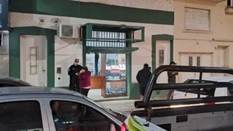 Camioneta Chevrolet blanca abandonada en el barrio 17 de Agosto