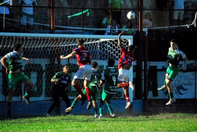 Partido de fútbol entre Huracán Corrientes y Mandiyú en el estadio del barrio Berón de Astrada