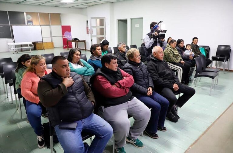 Entrega de semillas a iglesias evangélicas en el Salón Yapeyú de Bella Vista