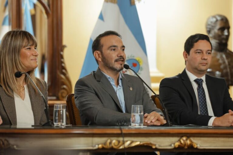 Intendente Guillermo De La Cruz durante el anuncio de la planta de CLT en Virasoro