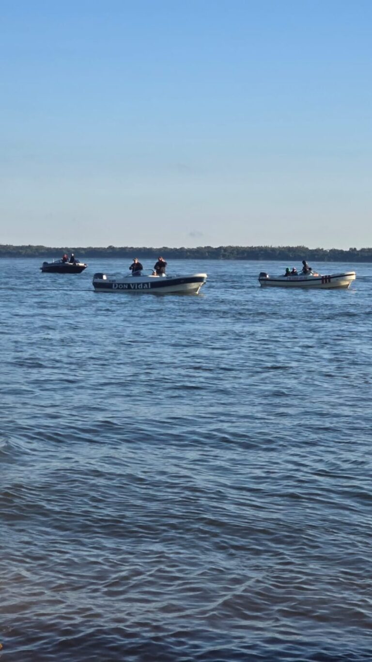 Embarcaciones de pesca en el río durante la Fiesta Provincial de la Pesca de la Boga y el Pacú en Itá Ibaté