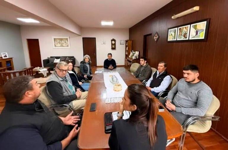 Intendente Noelia Bazzi reunida con autoridades de la Cámara de Turismo en su despacho