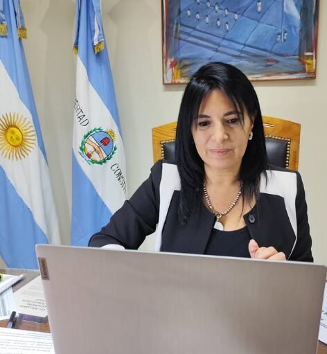 Ministra de Educación de Corrientes Ana Miño en conferencia de prensa