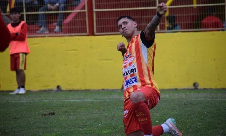Lautaro Mendoza con la camiseta de Boca Unidos
