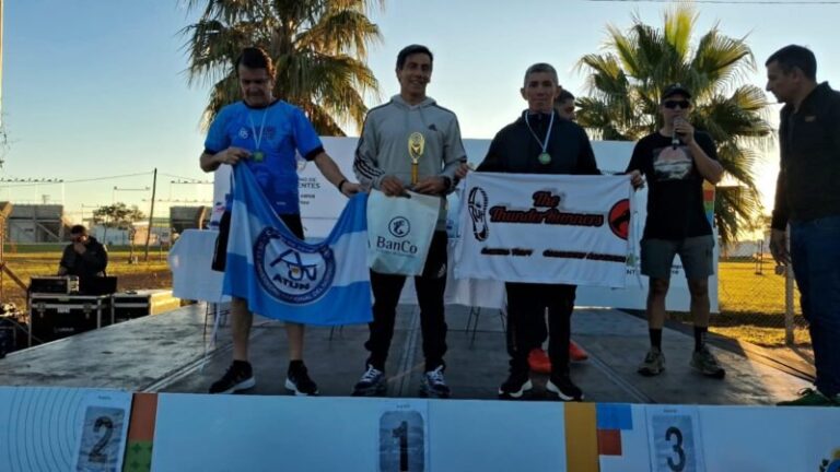 Participantes de la carrera Running 6k Día del Padre en el acceso al Perichón, Corrientes
