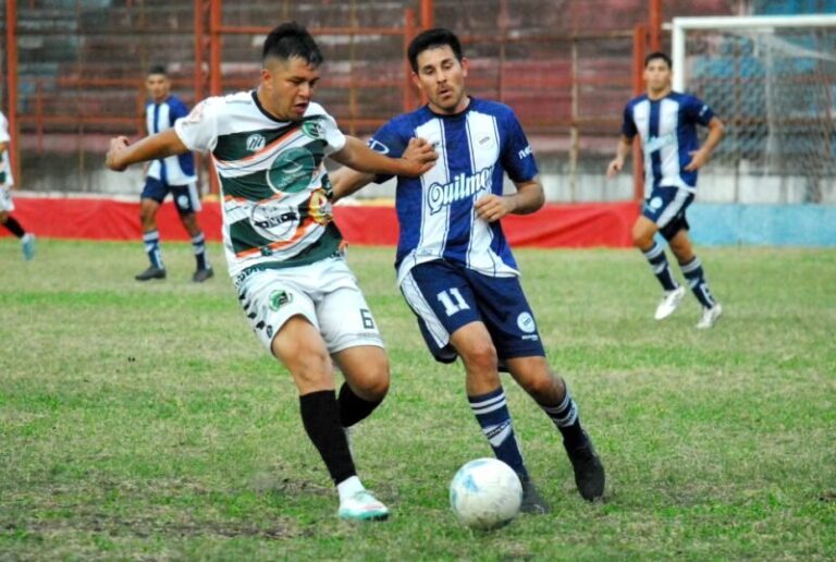 Partido de fútbol en el estadio de Huracán Corrientes por la Copa de la Liga Correntina