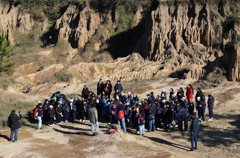 Grupo de alumnos y docentes frente al yacimiento fosilífero Toropí en Bella Vista