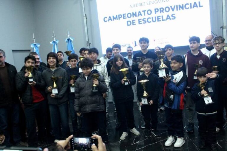 Estudiantes jugando ajedrez en el salón Dorado de la Municipalidad de Monte Caseros durante el Provincial de Ajedrez de Escuelas
