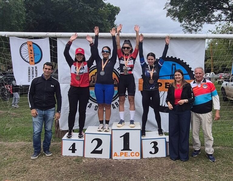 Pedalistas compitiendo en circuito de mountain bike en Santa Ana, Corrientes