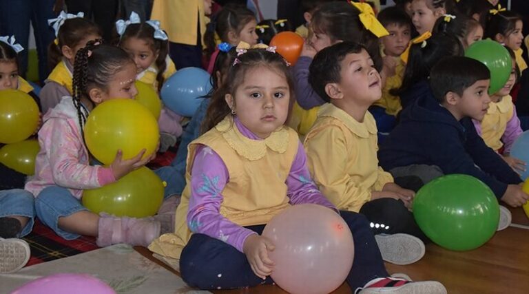 Niños y docentes durante la celebración del Día de los Jardines de Infantes en el club Barrio Nuevo de Monte Caseros