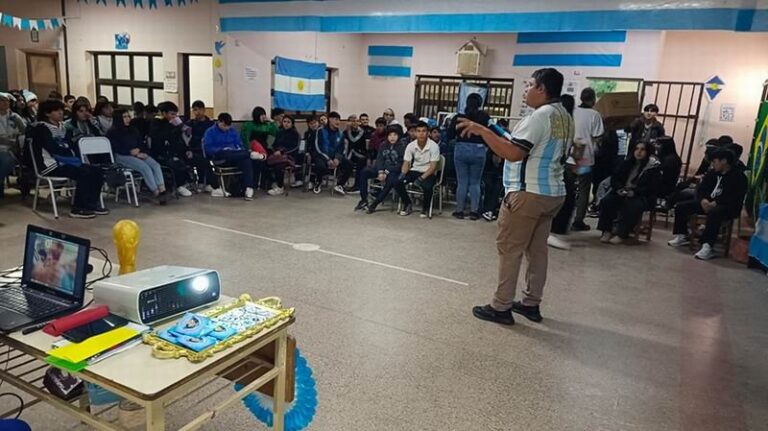 Estudiantes del Cespa Nº 11 de Corrientes trabajando en proyecto sobre la Copa del Mundo
