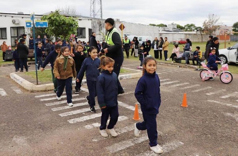 Alumnos de escuelas primarias participan en actividades de concientización vial en el Parque Temático de Bella Vista