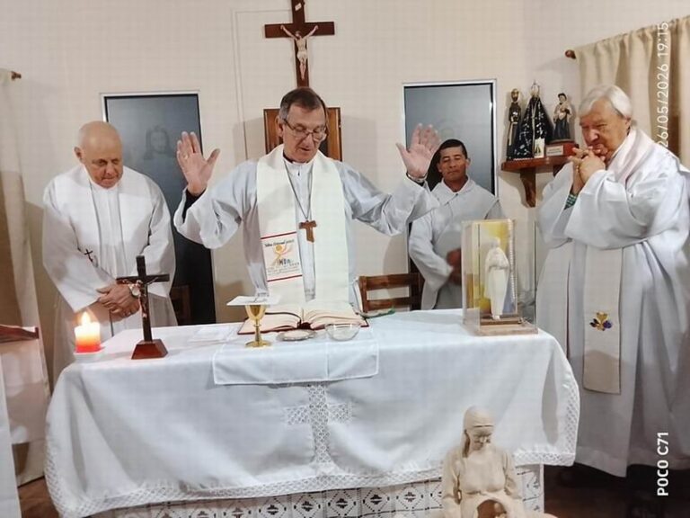 Reunión del obispo de Goya con los fundadores de la Fazenda de la Esperanza en Santa Lucía