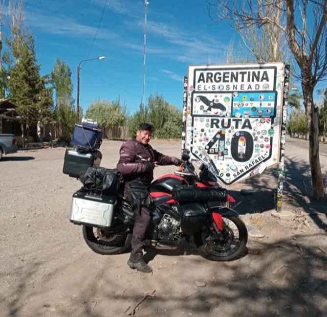 Oscar Méndez sobre su moto en la ruta