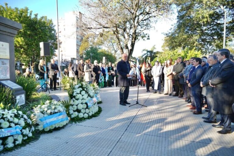 Intendente Claudio Polich durante acto por el 206° aniversario del fallecimiento del General Manuel Belgrano en Corrientes