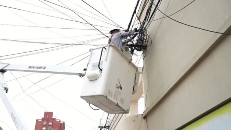 Operativo de retiro de cables en desuso en el casco histórico de Corrientes