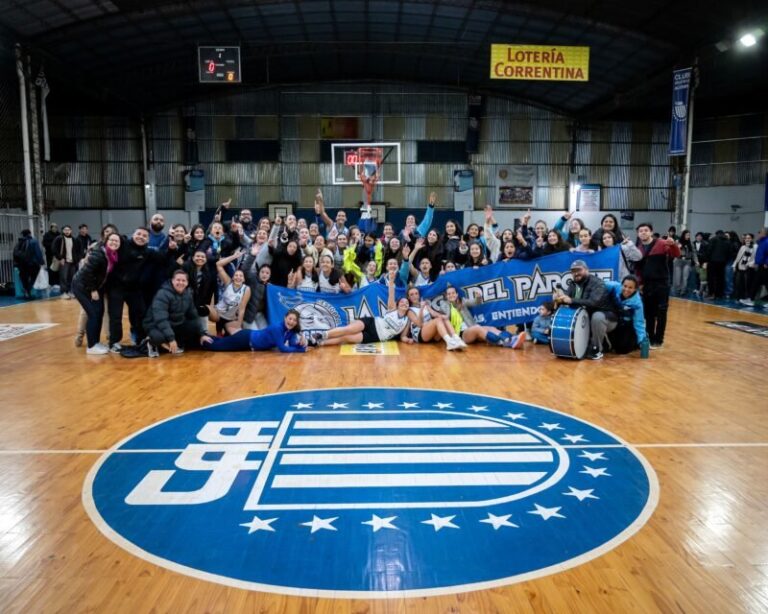 Equipo de cestoball de Regatas Corrientes celebrando un título