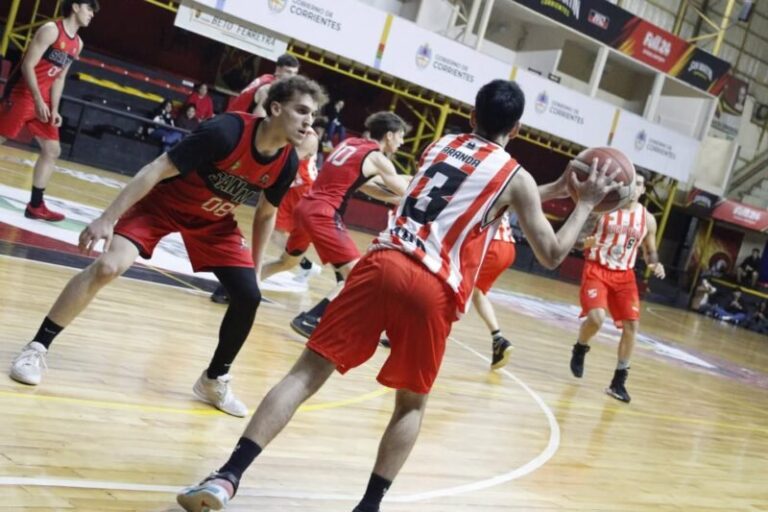 Partido de básquet entre San Martín y Córdoba en el estadio de San Martín
