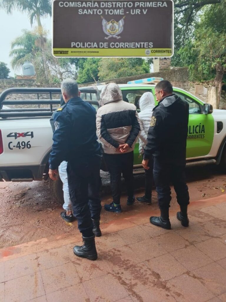 Efectivos policiales en operativo en Santo Tomé