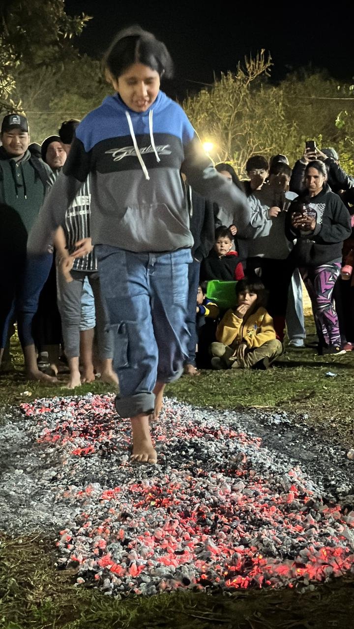 Personas cruzando brasas durante el Tatá Yehasá en San Carlos, Corrientes