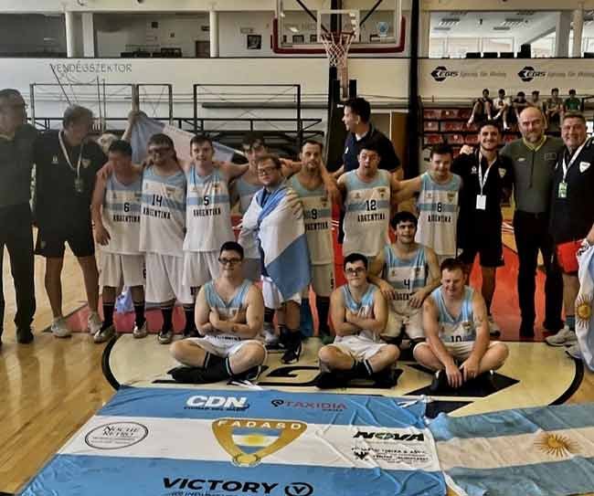 Selección argentina de básquet para atletas con síndrome de Down celebrando el título mundial en Hungría