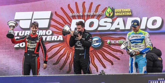 Bernardo Llaver en el podio del TC 2000 en el autódromo Juan Manuel Fangio de Rosario