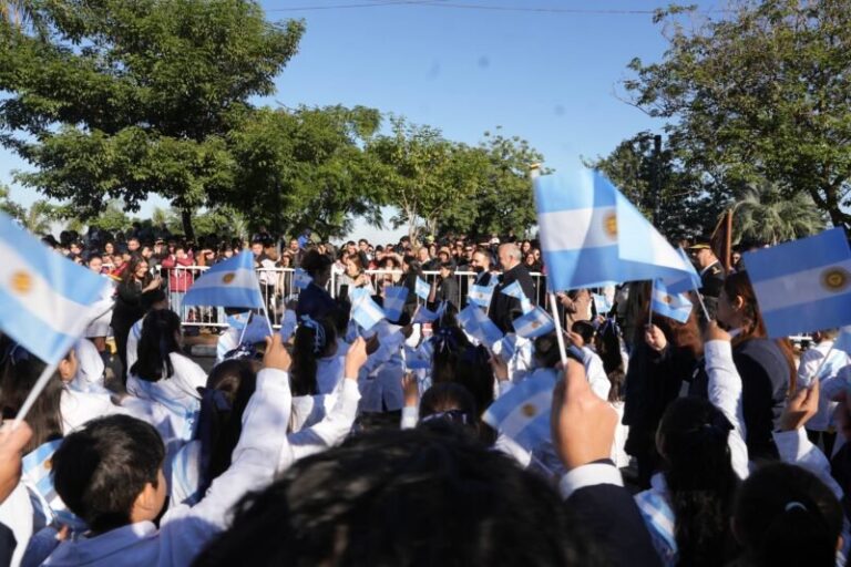 Gobernador Juan Pablo Valdés en el acto por el Día de la Bandera en la Costanera de Corrientes