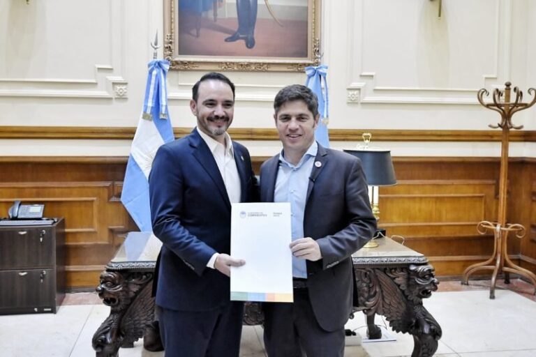 Gobernadores Valdés y Kicillof en Casa de Gobierno durante firma de convenios