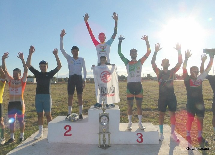 Ciclistas compitiendo en el Velódromo Municipal Lucho López de Goya