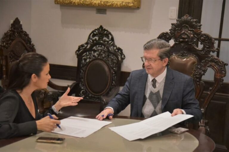 Firma de convenio entre vicegobernador Pedro Braillard Poccard e intendenta Noelia Bazzi en la Legislatura de Corrientes
