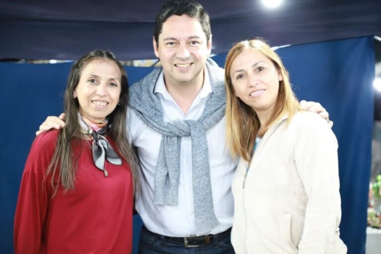 Intendente Guillermo De La Cruz y viceintendenta Julieta Canoniero recorren la Expo Emprendedores en Virasoro